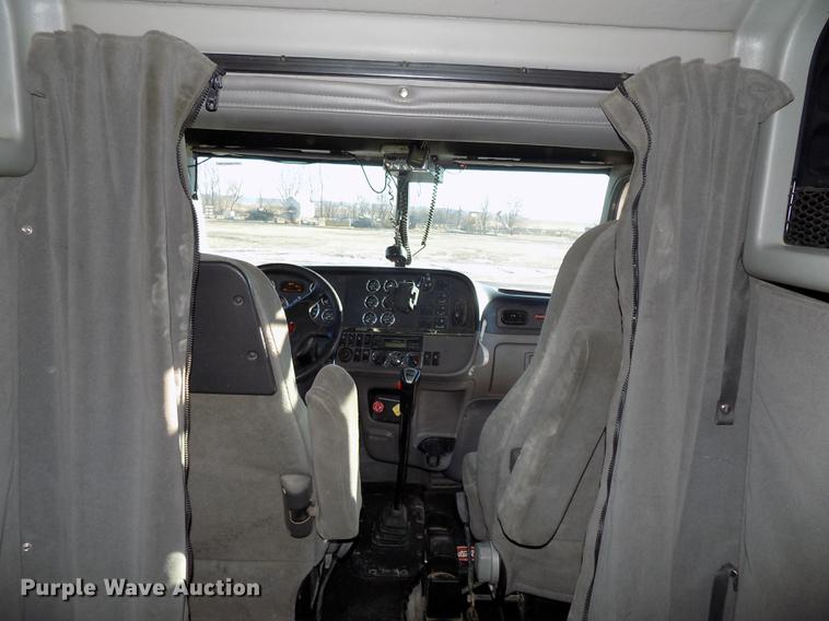 image for item DE7562 2012 Peterbilt Paccar 386 semi truck