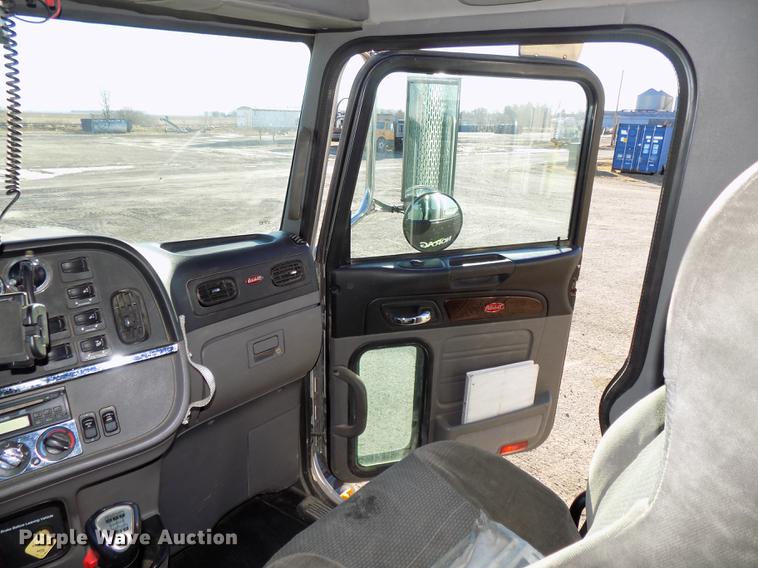 image for item DE7562 2012 Peterbilt Paccar 386 semi truck