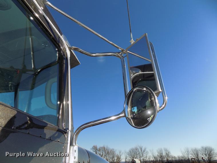 image for item DE7562 2012 Peterbilt Paccar 386 semi truck