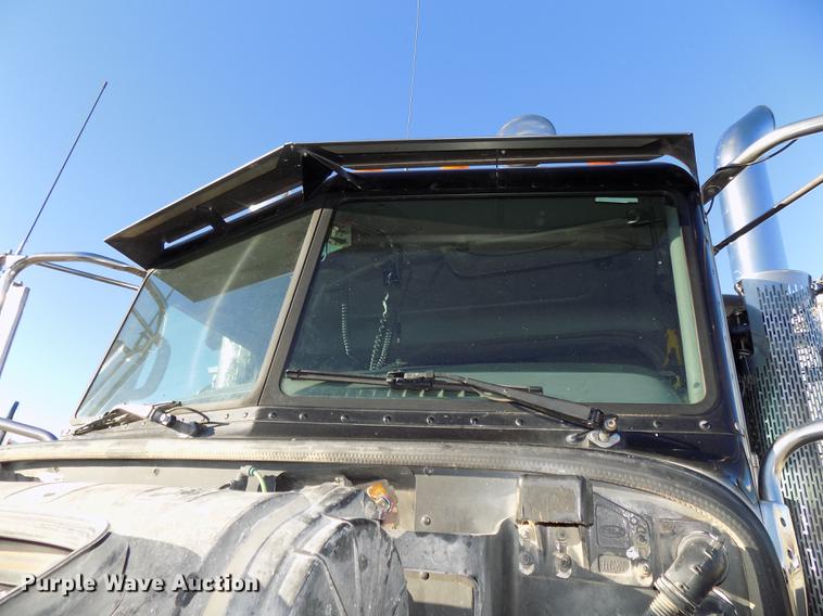 image for item DE7562 2012 Peterbilt Paccar 386 semi truck