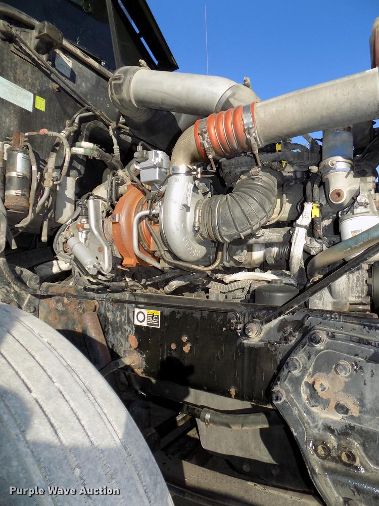 image for item DE7562 2012 Peterbilt Paccar 386 semi truck