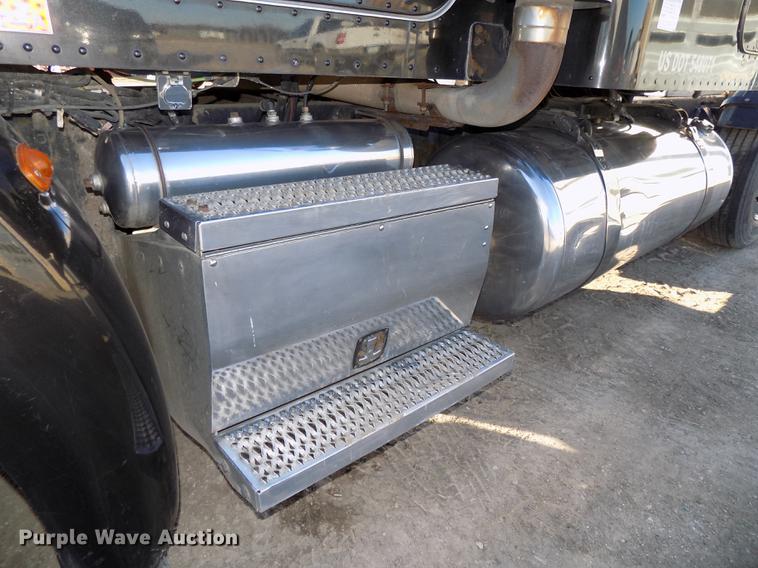 image for item DE7562 2012 Peterbilt Paccar 386 semi truck