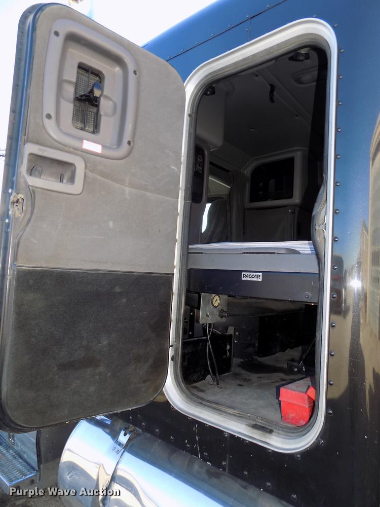 image for item DE7562 2012 Peterbilt Paccar 386 semi truck