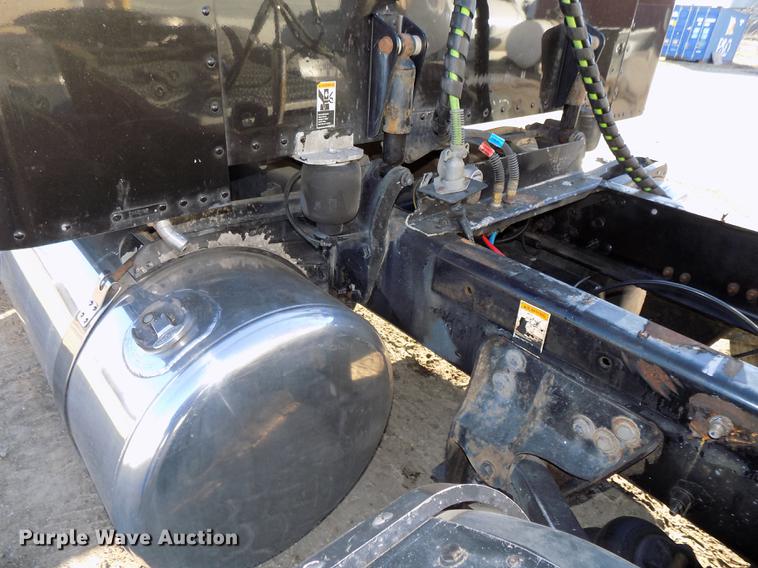 image for item DE7562 2012 Peterbilt Paccar 386 semi truck