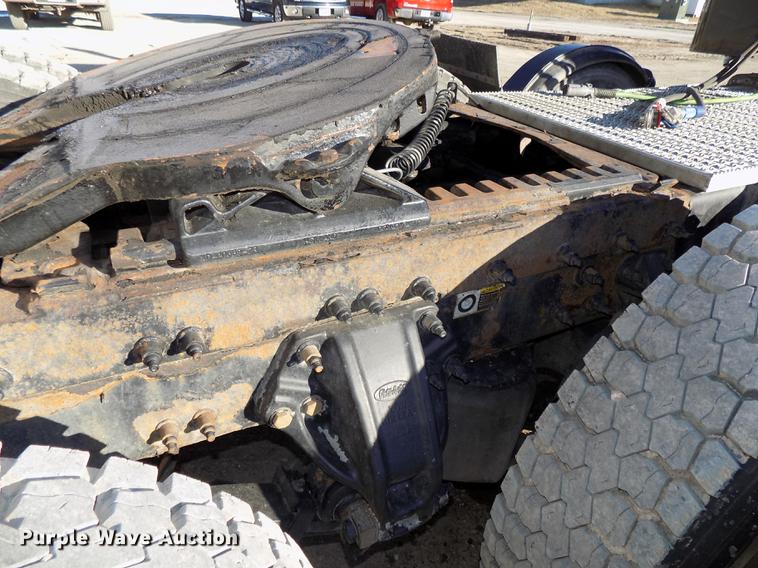 image for item DE7562 2012 Peterbilt Paccar 386 semi truck