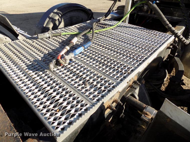 image for item DE7562 2012 Peterbilt Paccar 386 semi truck