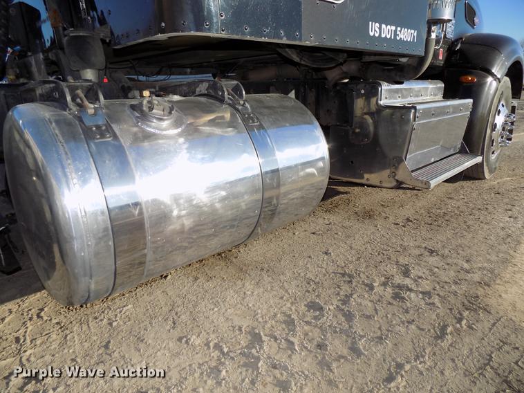 image for item DE7562 2012 Peterbilt Paccar 386 semi truck