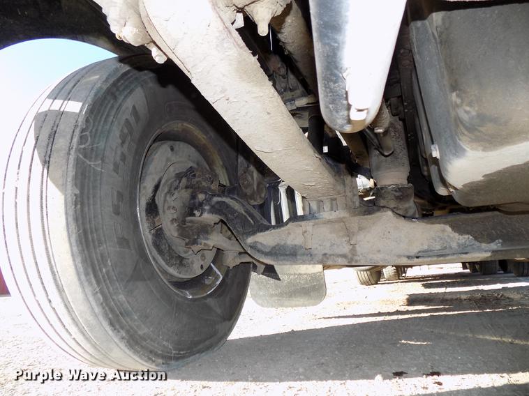 image for item DE7562 2012 Peterbilt Paccar 386 semi truck