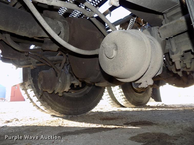 image for item DE7562 2012 Peterbilt Paccar 386 semi truck