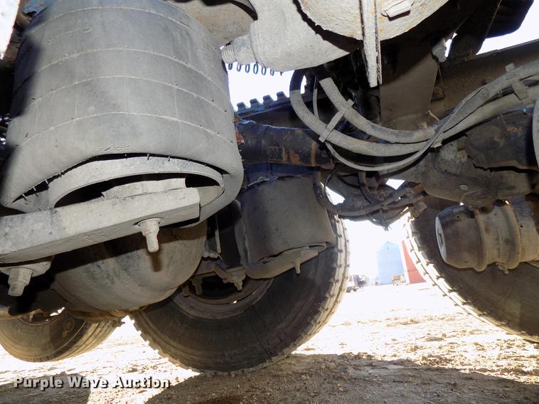 image for item DE7562 2012 Peterbilt Paccar 386 semi truck