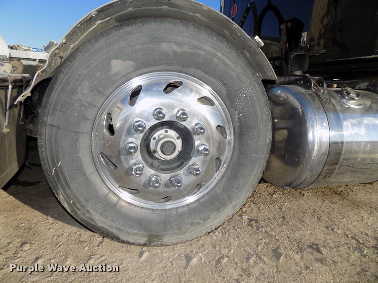 image for item DE7562 2012 Peterbilt Paccar 386 semi truck