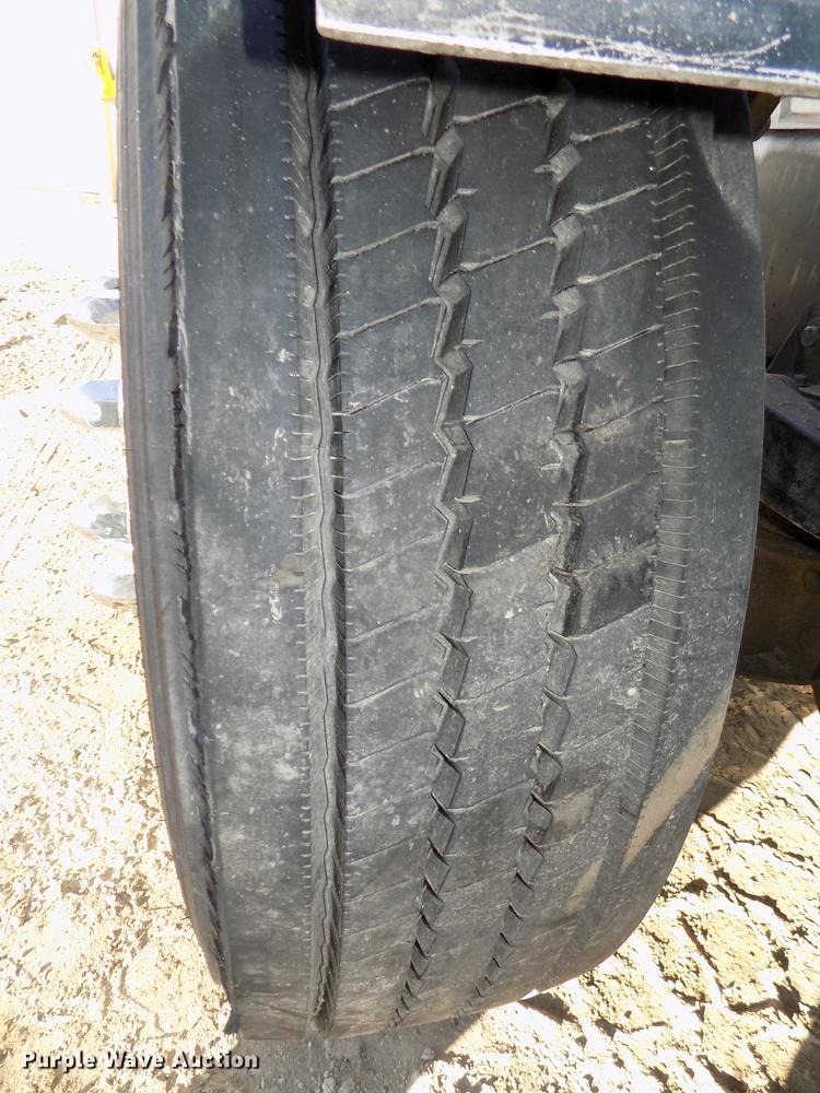 image for item DE7562 2012 Peterbilt Paccar 386 semi truck