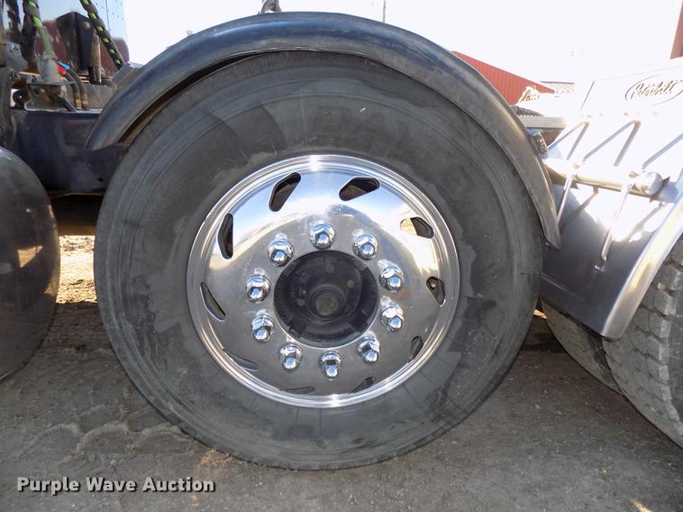 image for item DE7562 2012 Peterbilt Paccar 386 semi truck