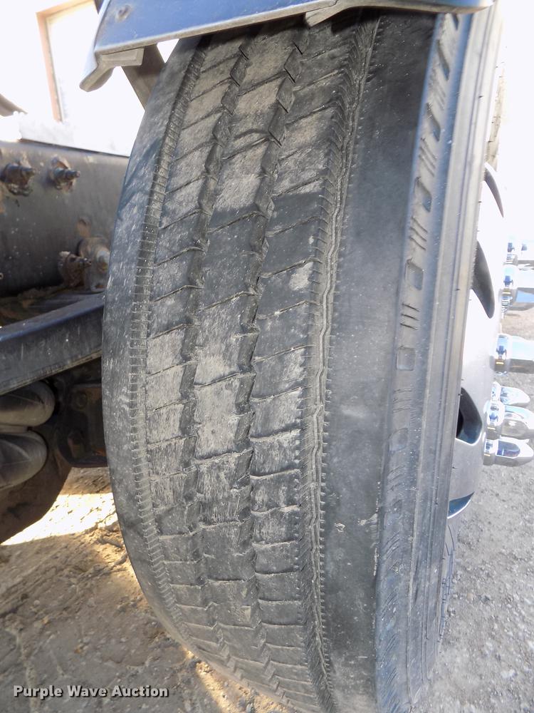 image for item DE7562 2012 Peterbilt Paccar 386 semi truck