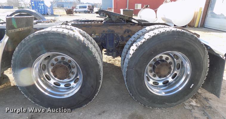 image for item DE7562 2012 Peterbilt Paccar 386 semi truck