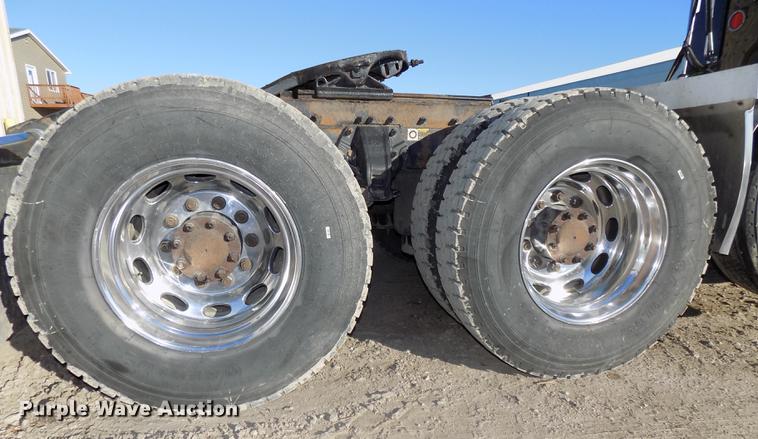 image for item DE7562 2012 Peterbilt Paccar 386 semi truck