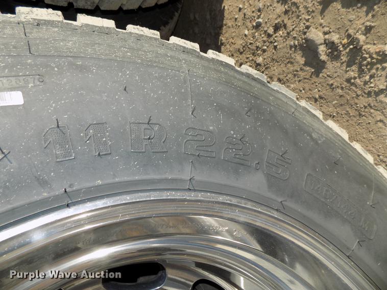 image for item DE7562 2012 Peterbilt Paccar 386 semi truck