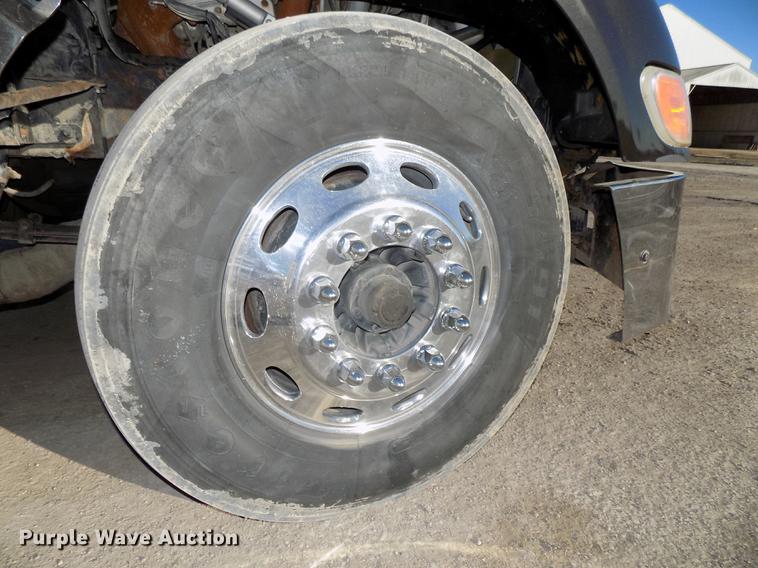 image for item DE7562 2012 Peterbilt Paccar 386 semi truck