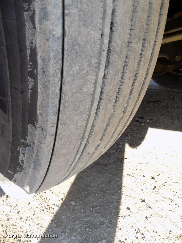 image for item DE7562 2012 Peterbilt Paccar 386 semi truck