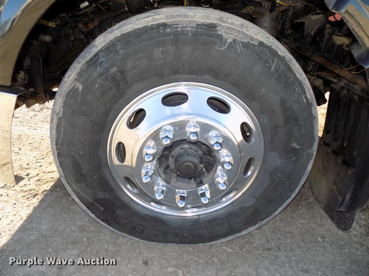 image for item DE7562 2012 Peterbilt Paccar 386 semi truck