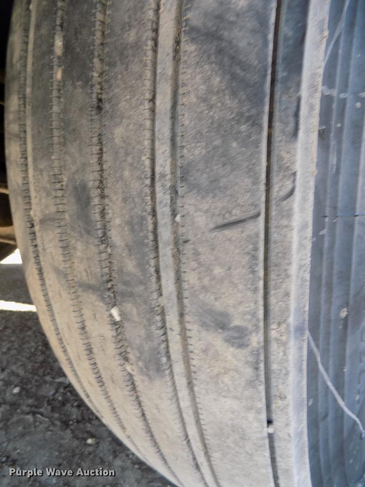 image for item DE7562 2012 Peterbilt Paccar 386 semi truck