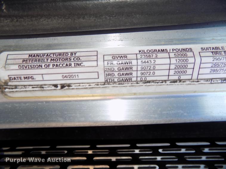 image for item DE7562 2012 Peterbilt Paccar 386 semi truck