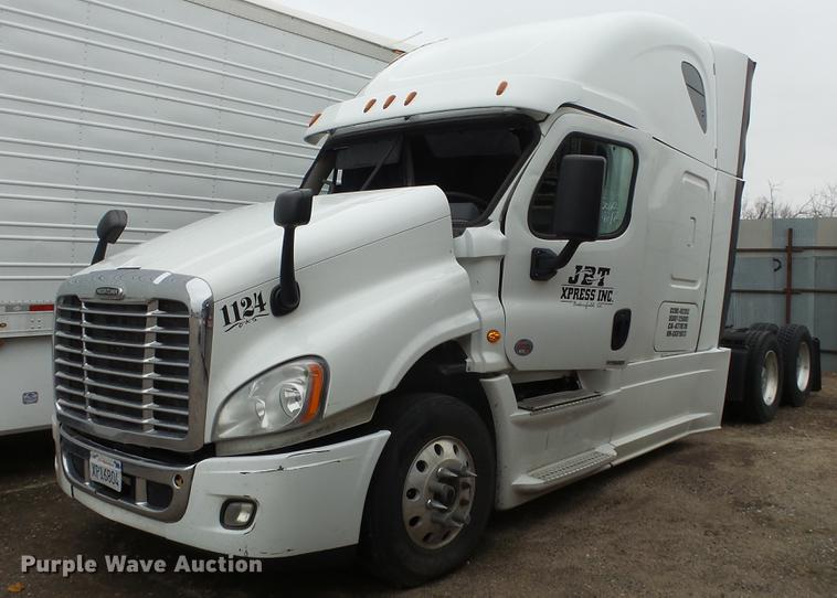 image for item DG2855 2016 Freightliner Cascadia semi truck