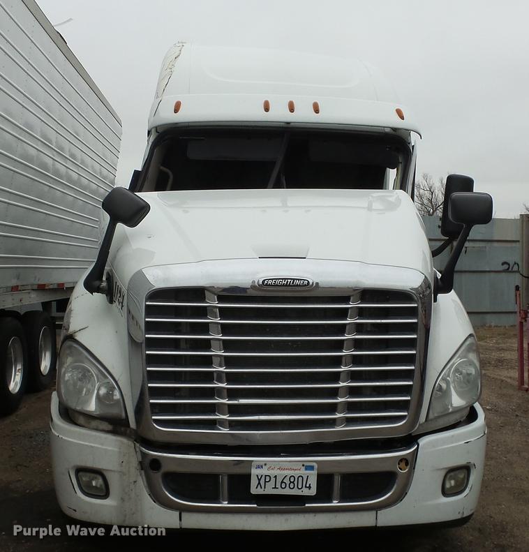 image for item DG2855 2016 Freightliner Cascadia semi truck