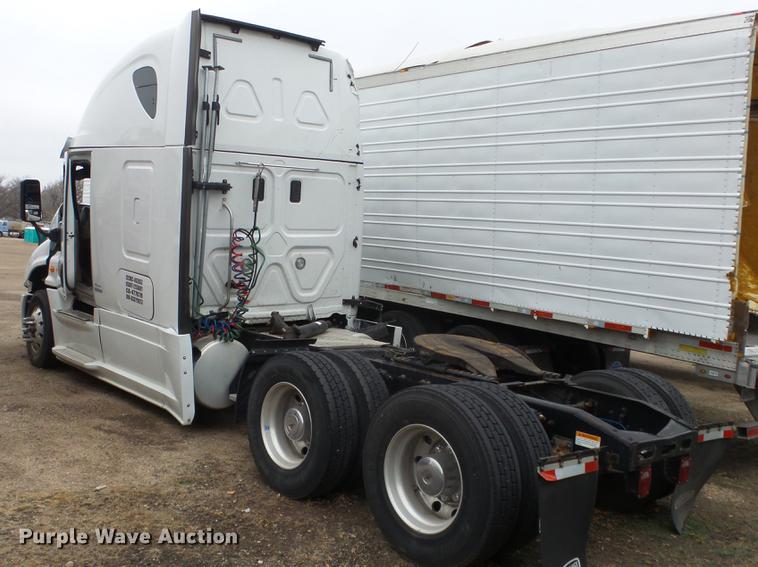 image for item DG2855 2016 Freightliner Cascadia semi truck