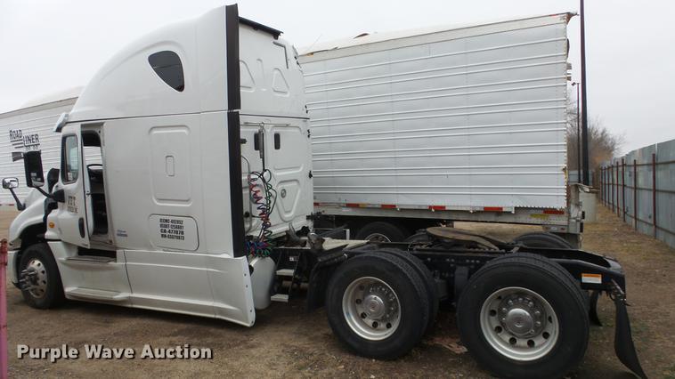 image for item DG2855 2016 Freightliner Cascadia semi truck