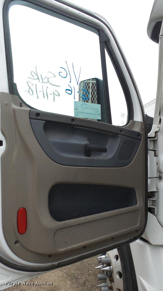 image for item DG2855 2016 Freightliner Cascadia semi truck