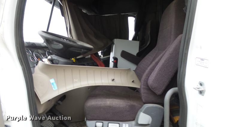 image for item DG2855 2016 Freightliner Cascadia semi truck