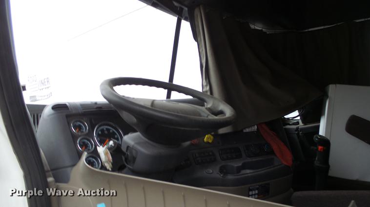 image for item DG2855 2016 Freightliner Cascadia semi truck