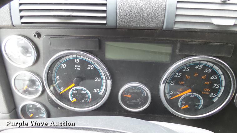 image for item DG2855 2016 Freightliner Cascadia semi truck