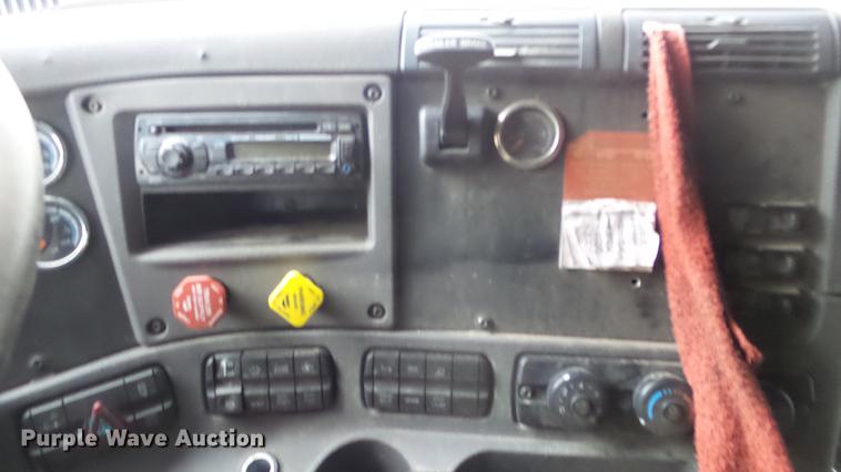 image for item DG2855 2016 Freightliner Cascadia semi truck