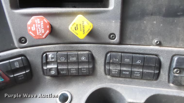 image for item DG2855 2016 Freightliner Cascadia semi truck