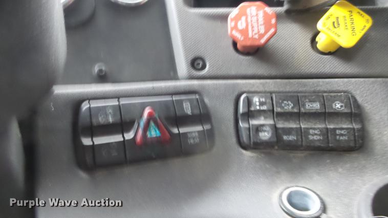 image for item DG2855 2016 Freightliner Cascadia semi truck