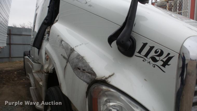 image for item DG2855 2016 Freightliner Cascadia semi truck