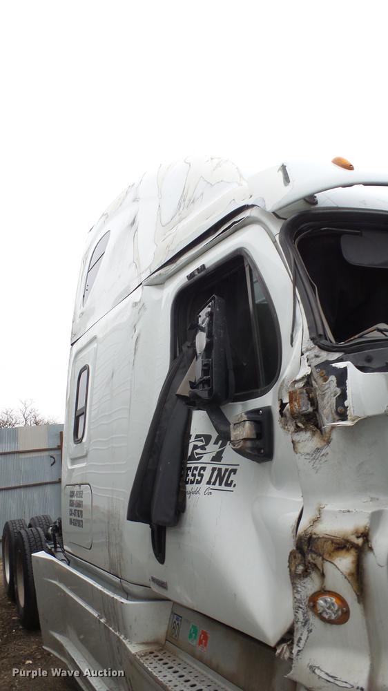 image for item DG2855 2016 Freightliner Cascadia semi truck