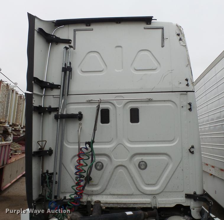 image for item DG2855 2016 Freightliner Cascadia semi truck