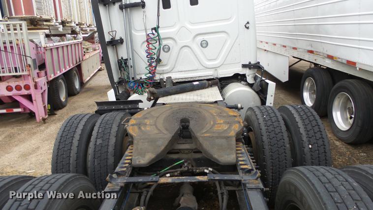 image for item DG2855 2016 Freightliner Cascadia semi truck