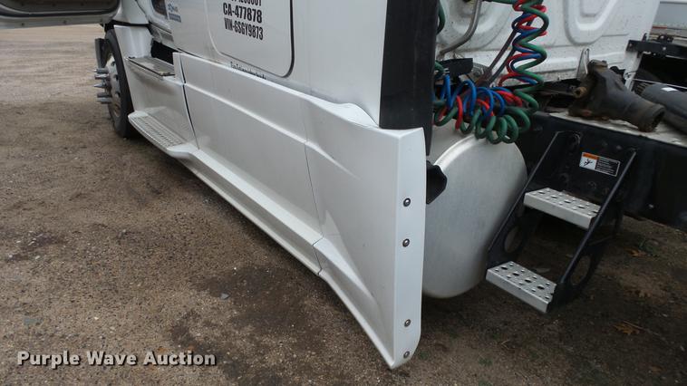 image for item DG2855 2016 Freightliner Cascadia semi truck