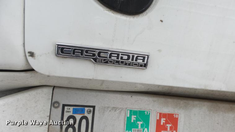 image for item DG2855 2016 Freightliner Cascadia semi truck