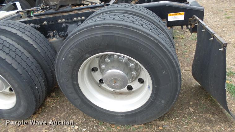 image for item DG2855 2016 Freightliner Cascadia semi truck