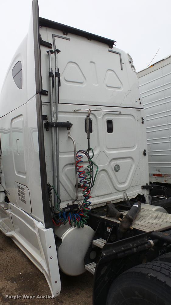 image for item DG2855 2016 Freightliner Cascadia semi truck