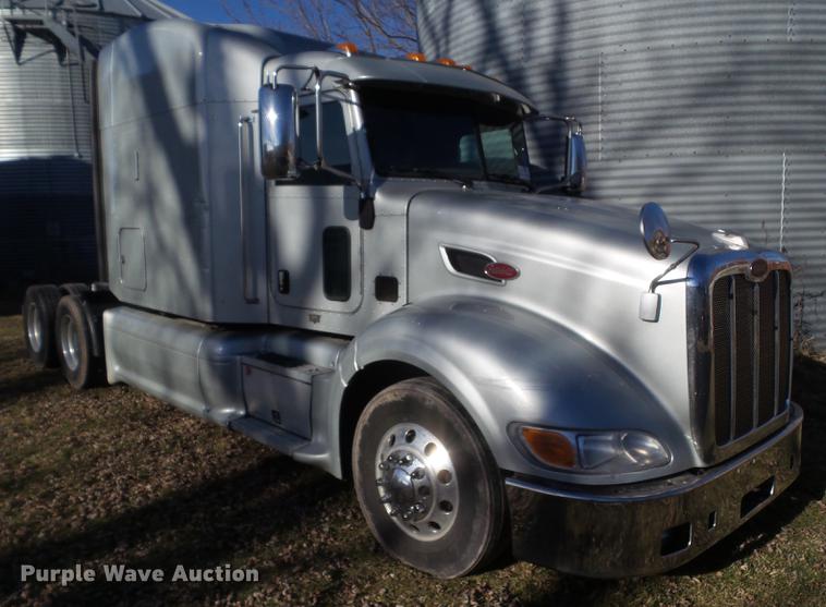 image for item L5733 2013 Peterbilt 386 semi truck