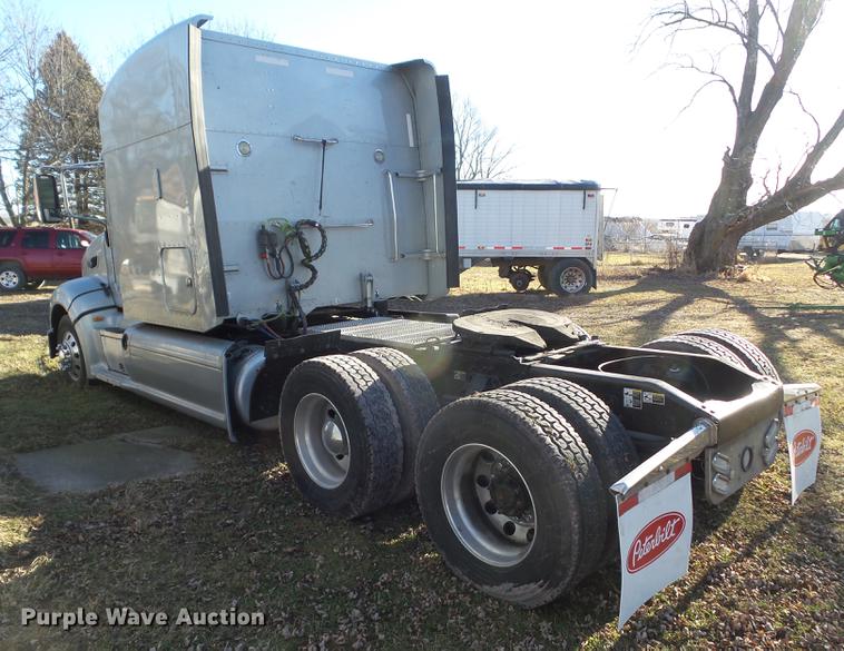 image for item L5733 2013 Peterbilt 386 semi truck
