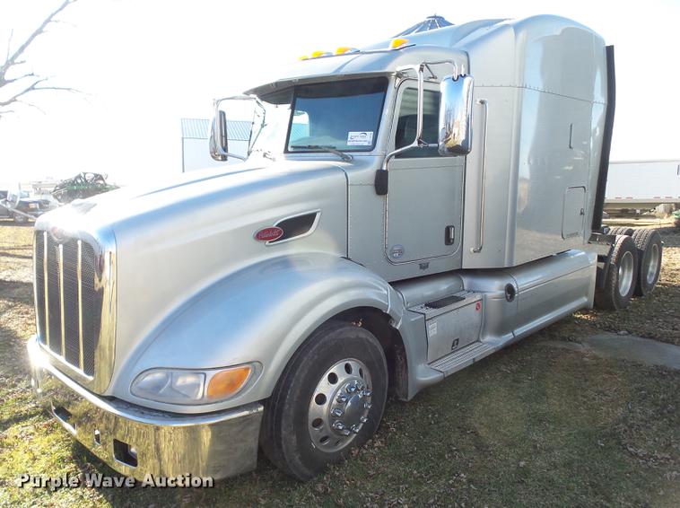 image for item L5733 2013 Peterbilt 386 semi truck