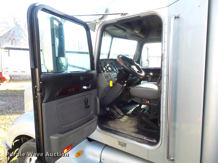 image for item L5733 2013 Peterbilt 386 semi truck