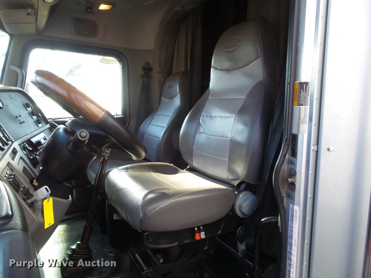 image for item L5733 2013 Peterbilt 386 semi truck